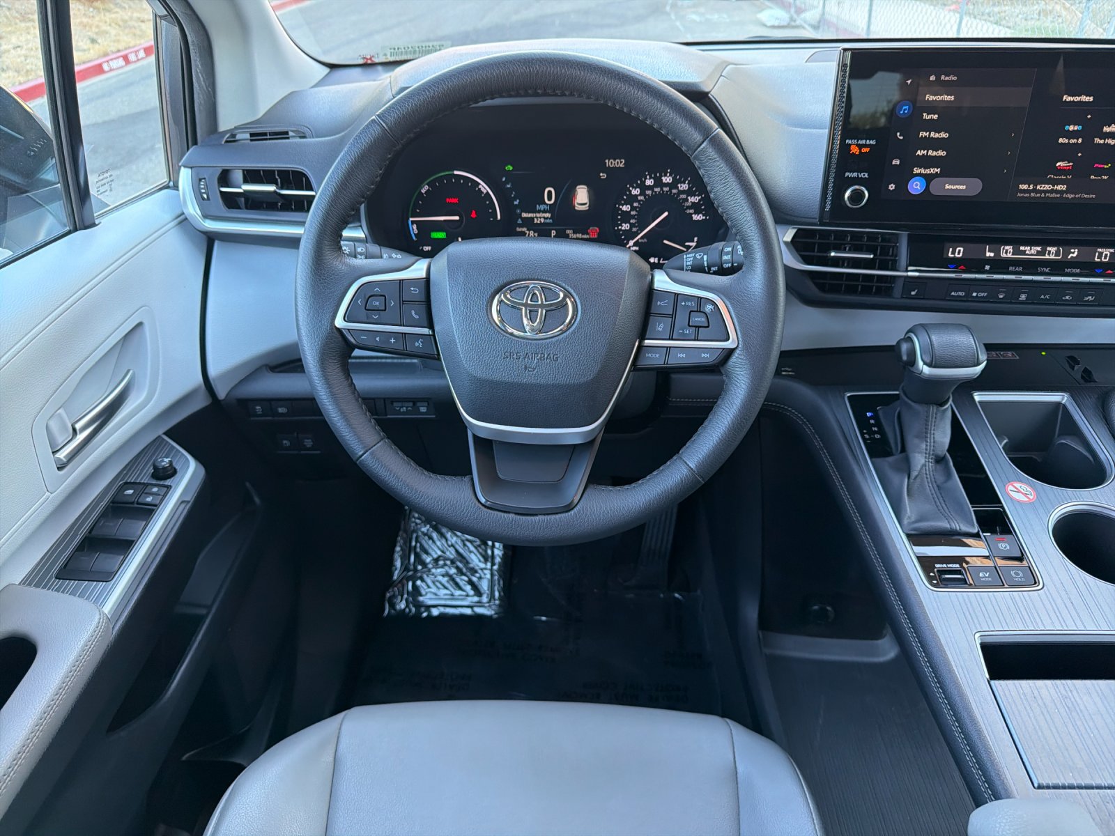 Used 2025 Toyota Sienna XLE FWD image 13