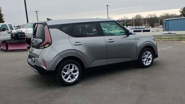 Certified 2025 Kia Soul LX w/ LX Technology Package FWD image 3