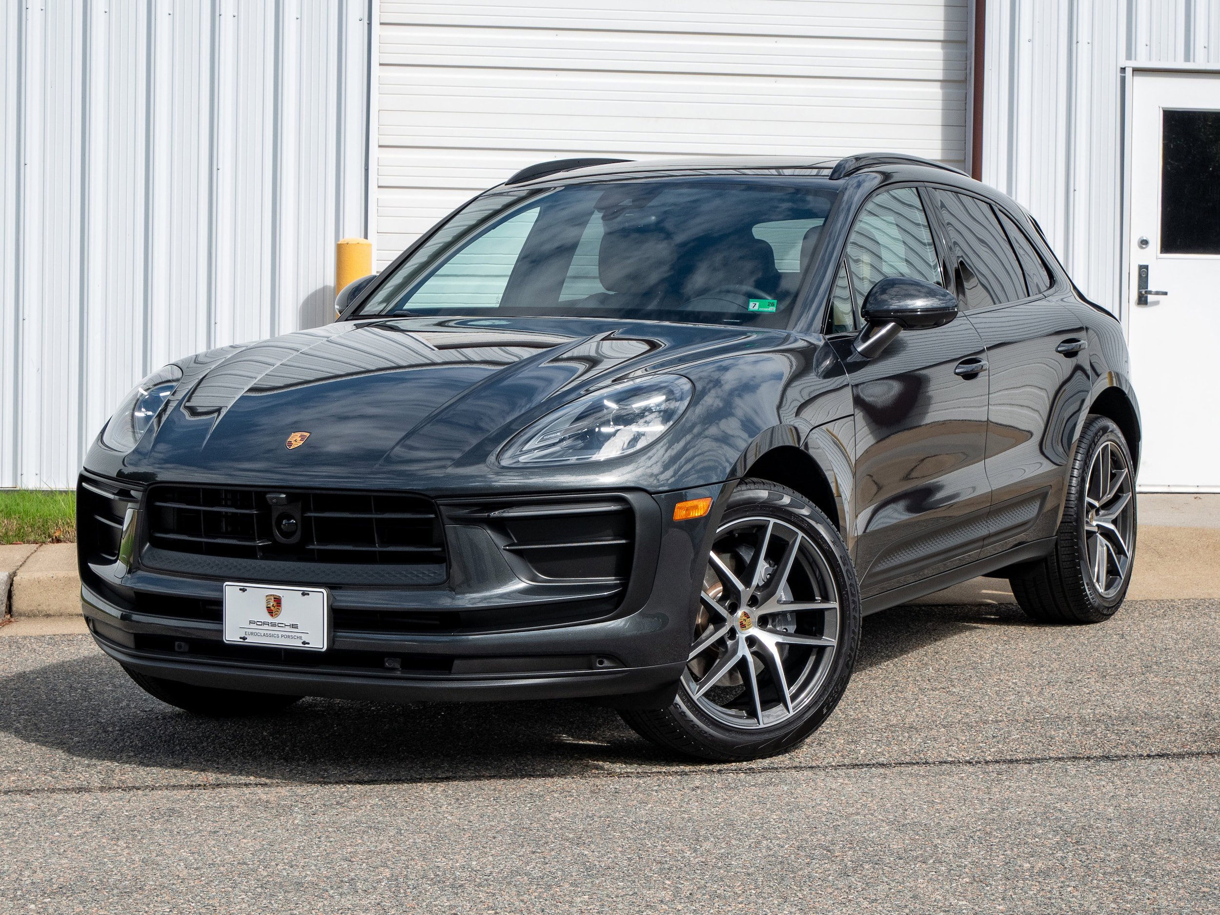 Certified 2025 Porsche Macan AWD/4WD image 1