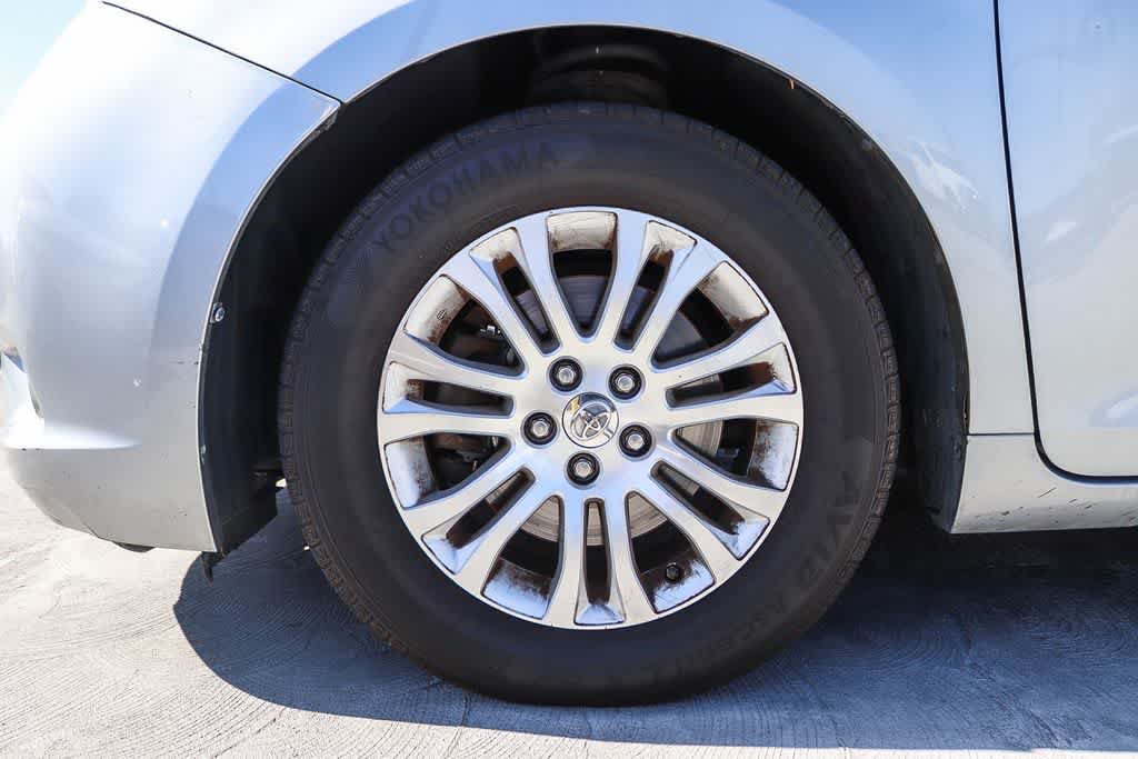 Used 2015 Toyota Sienna XLE w/ XLE Navigation Package FWD image 11