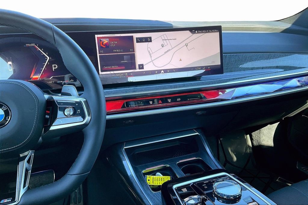 Used 2025 BMW 760i xDrive w/ Premium Package image 9