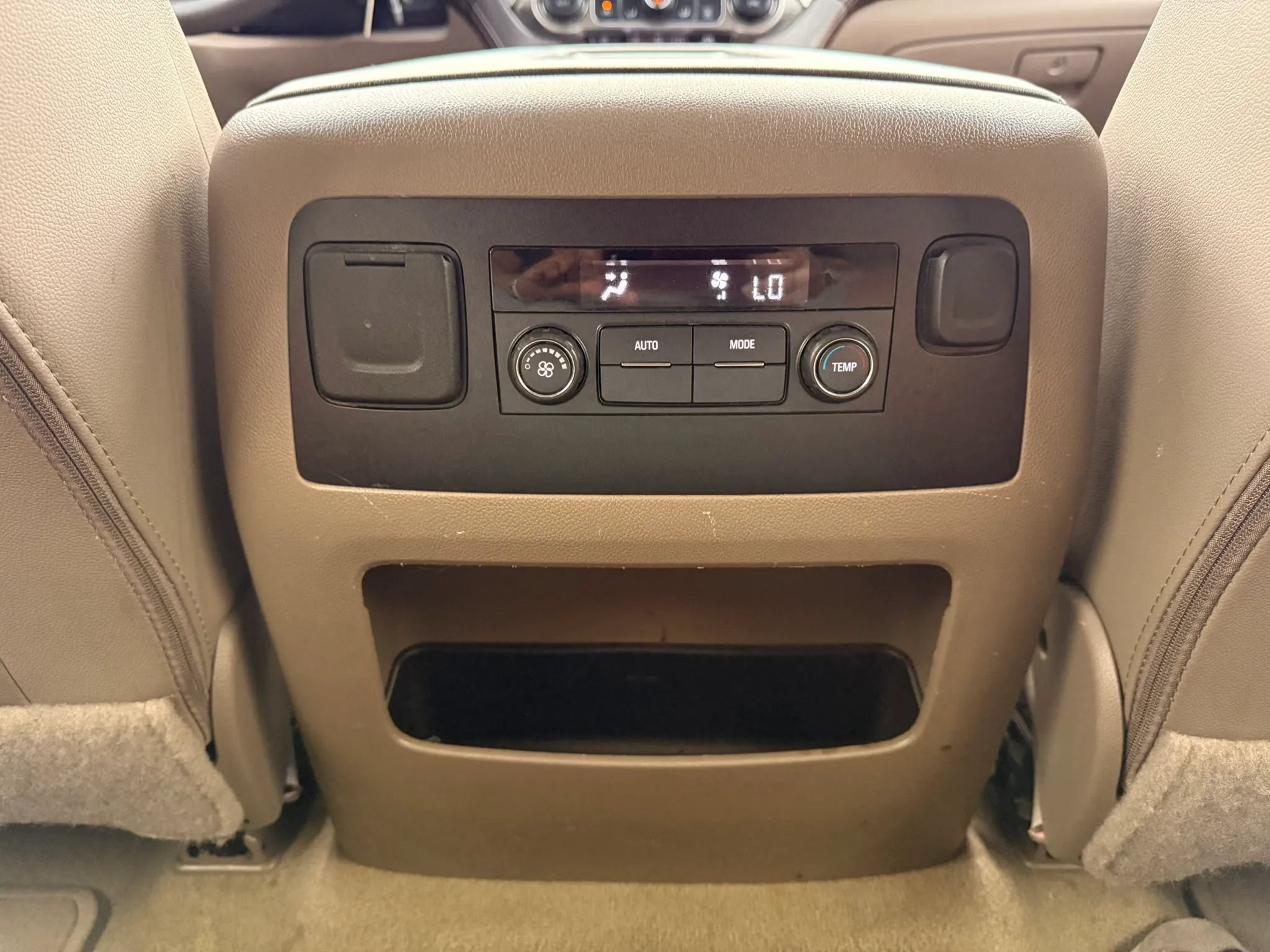 Used 2018 Chevrolet Suburban LT RWD image 35