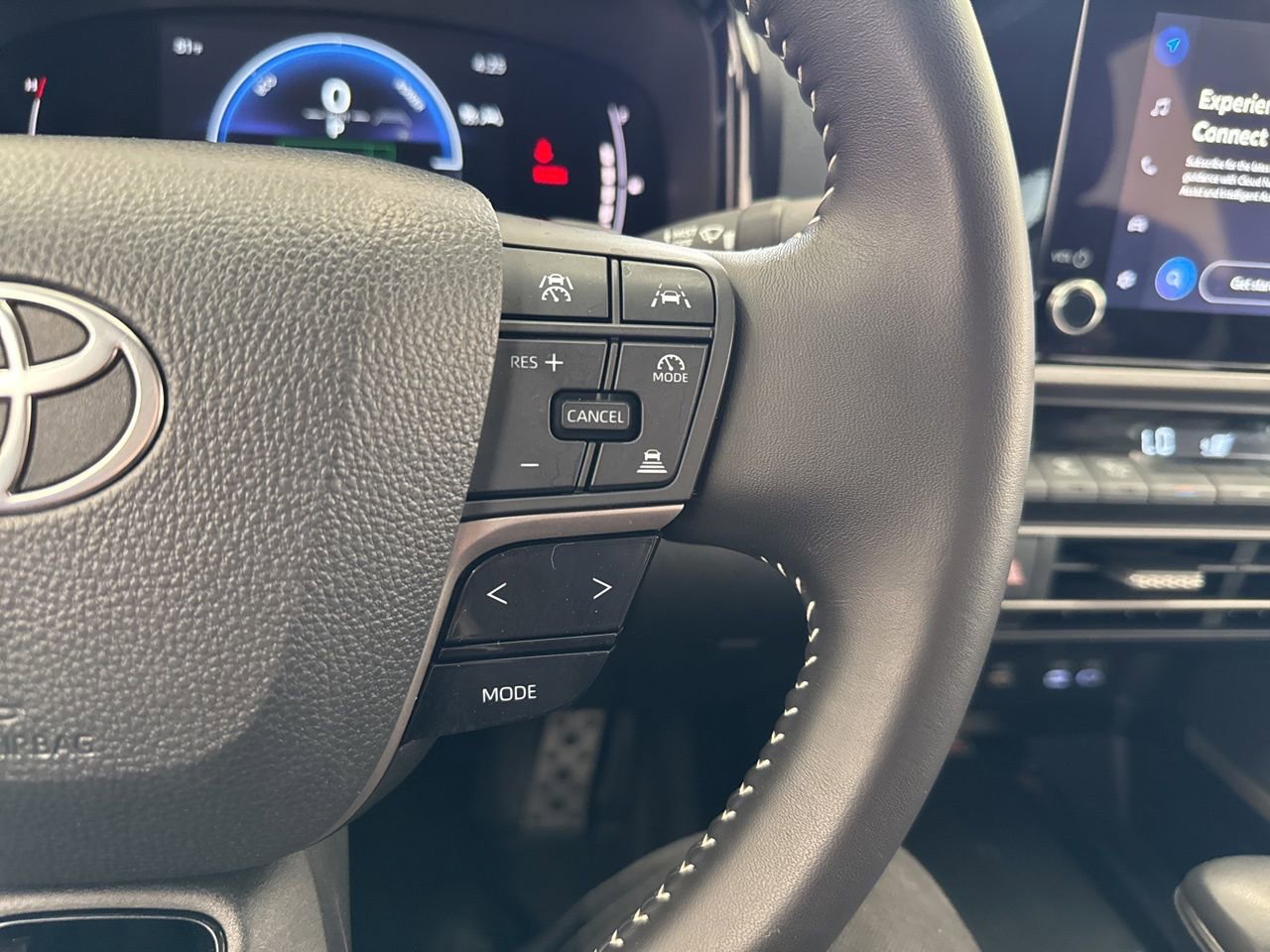 Used 2025 Toyota Camry SE w/ Convenience Package image 19