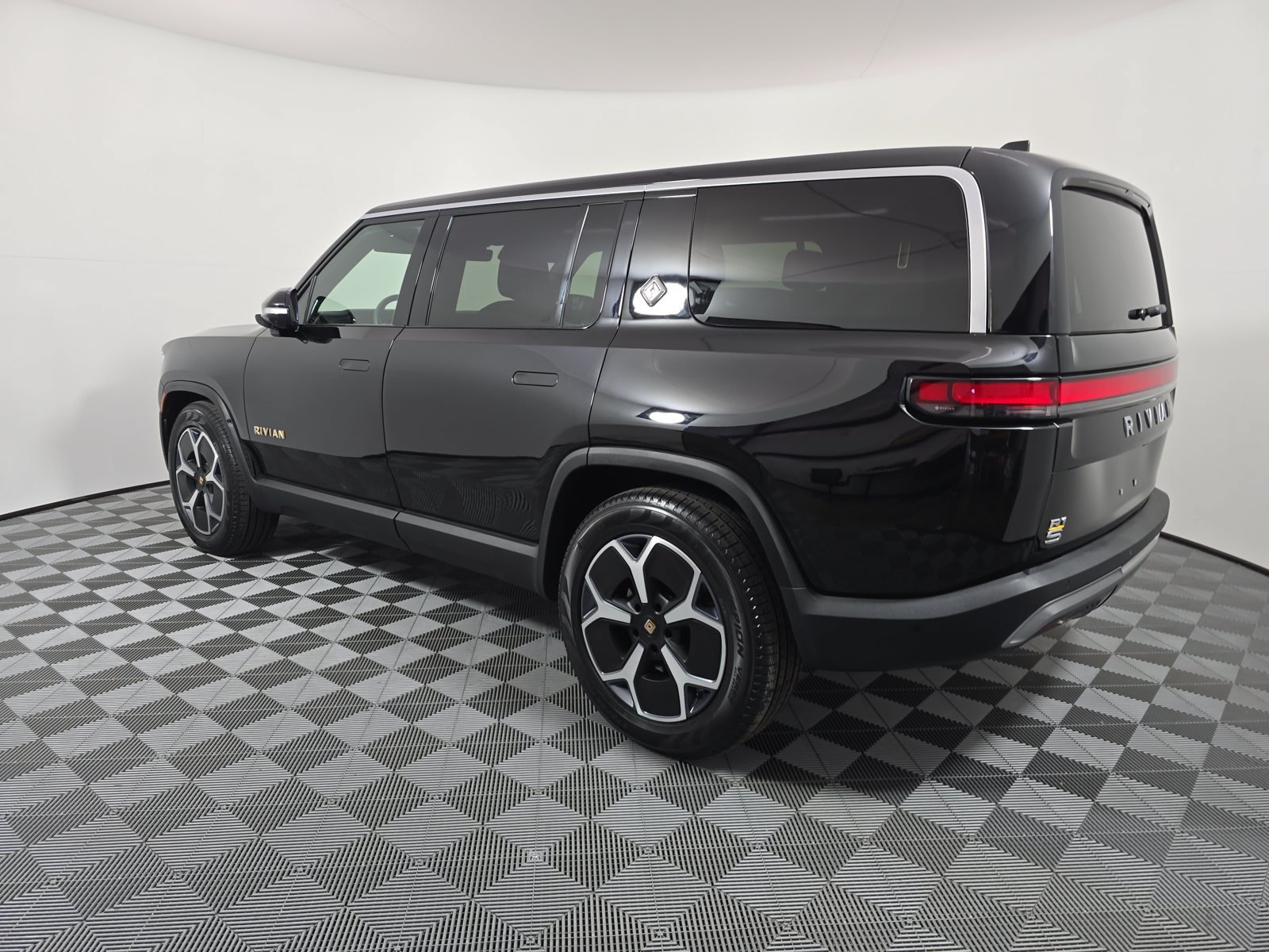 Used 2023 Rivian R1S Adventure Quad AWD/4WD image 3
