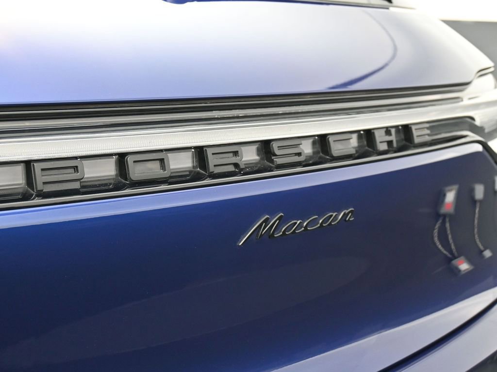 Certified 2025 Porsche Macan image 14