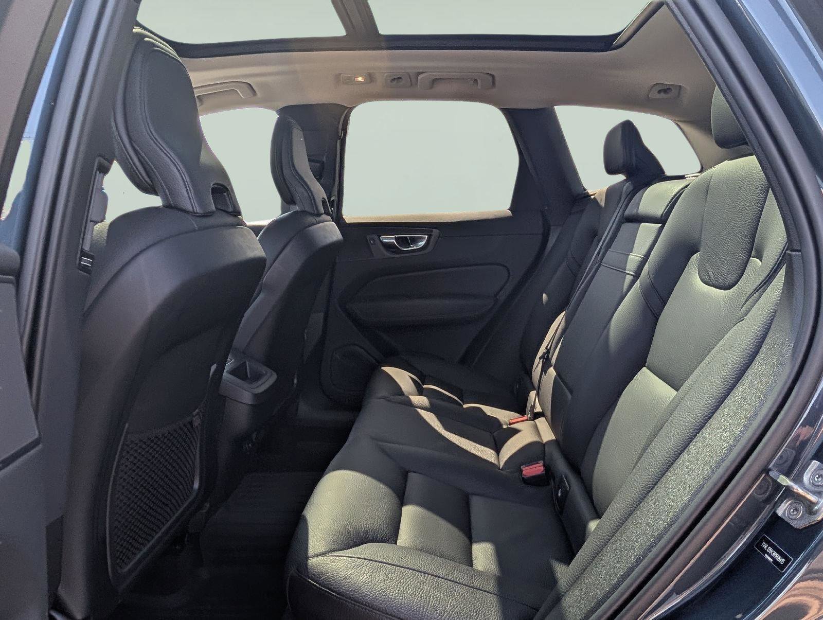 Used 2022 Volvo XC60 B5 Momentum w/ Climate Package image 18