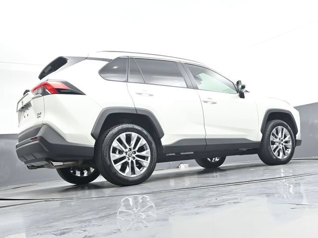 Used 2022 Toyota RAV4 XLE Premium AWD/4WD image 31