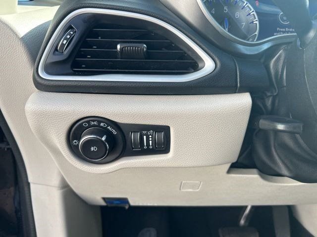 Used 2023 Chrysler Pacifica Touring-L FWD image 19