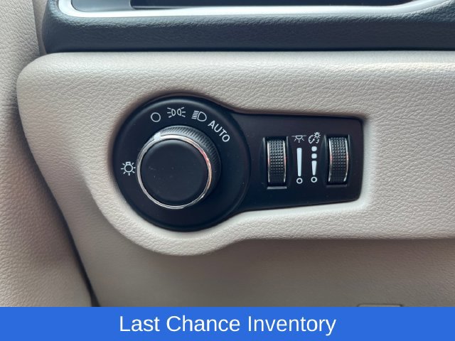 Used 2023 Chrysler Voyager LX FWD image 10