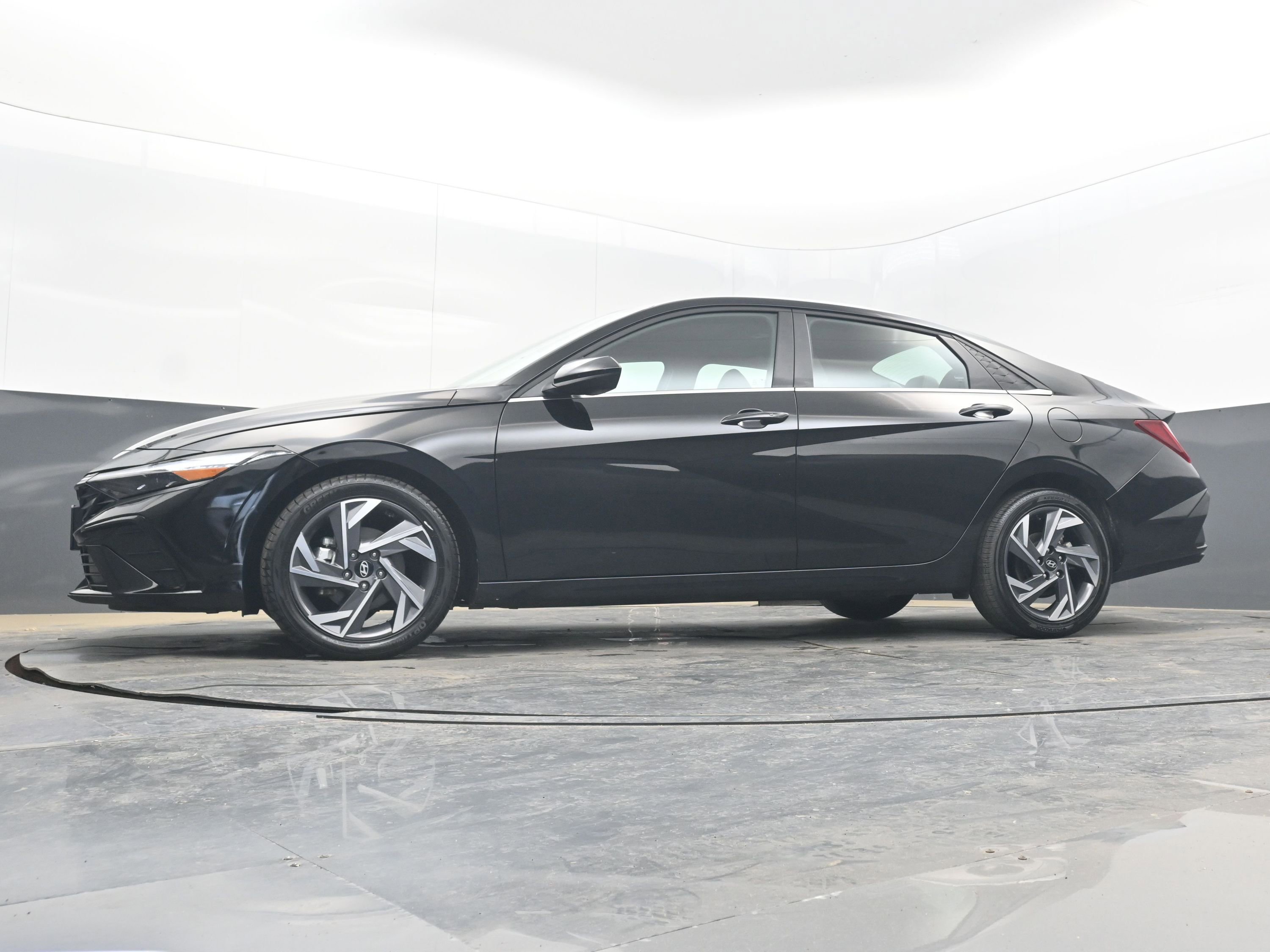 Used 2025 Hyundai Elantra SEL image 27