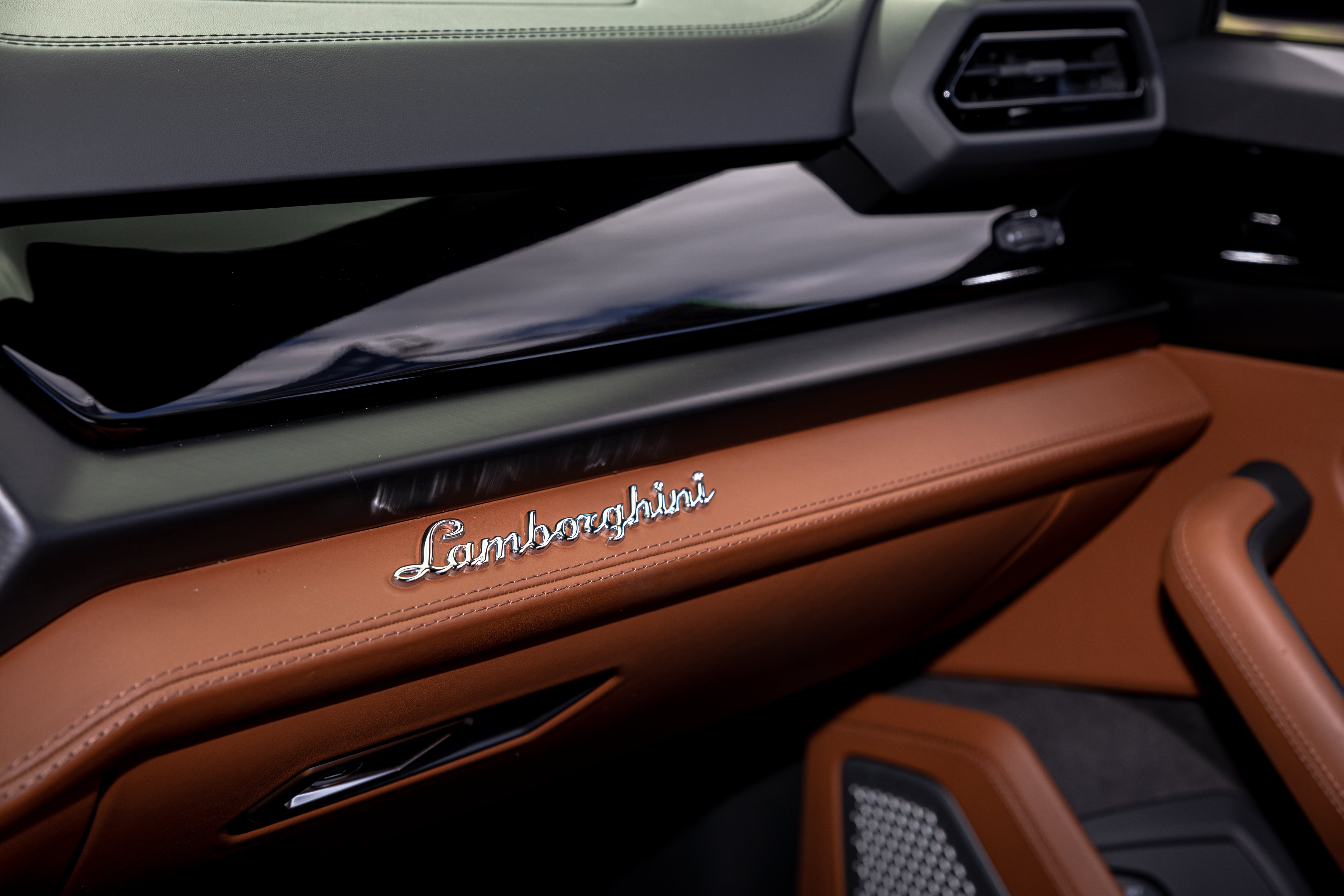 Used 2025 Lamborghini Urus Performante AWD/4WD image 18