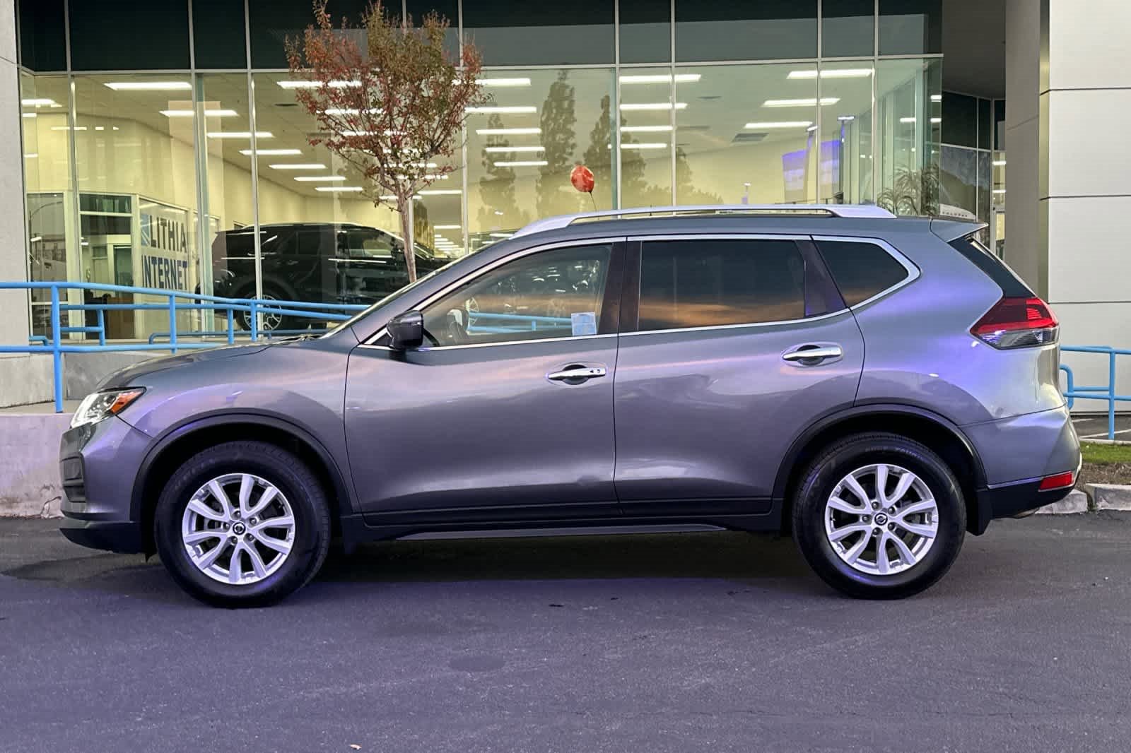Used 2018 Nissan Rogue SV image 5
