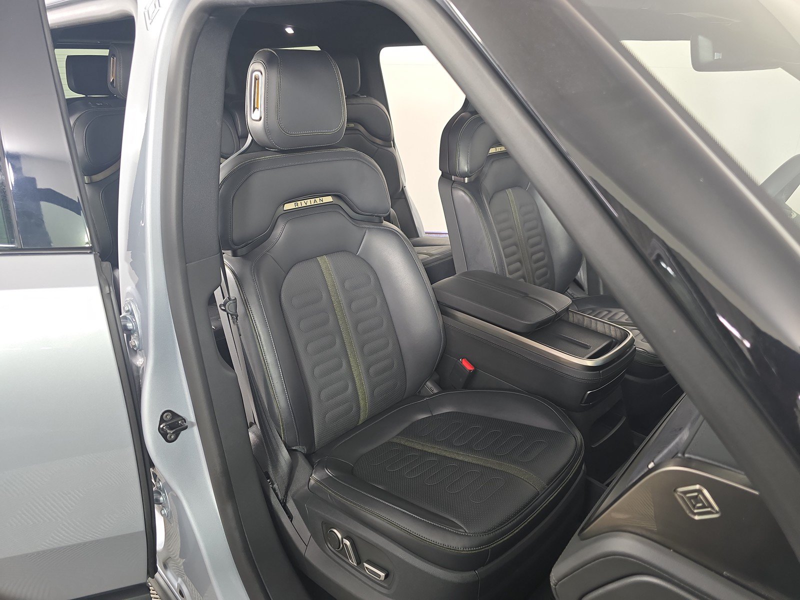 Used 2025 Rivian R1S Adventure AWD/4WD image 24