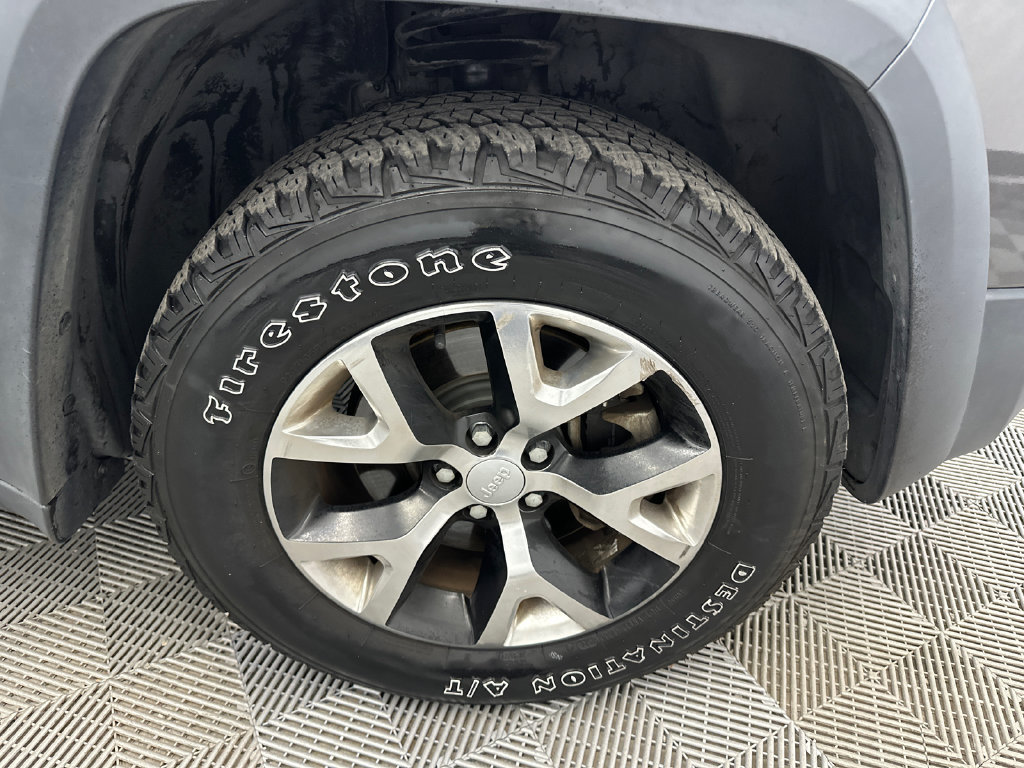 Used 2017 Jeep Cherokee Trailhawk AWD/4WD image 14