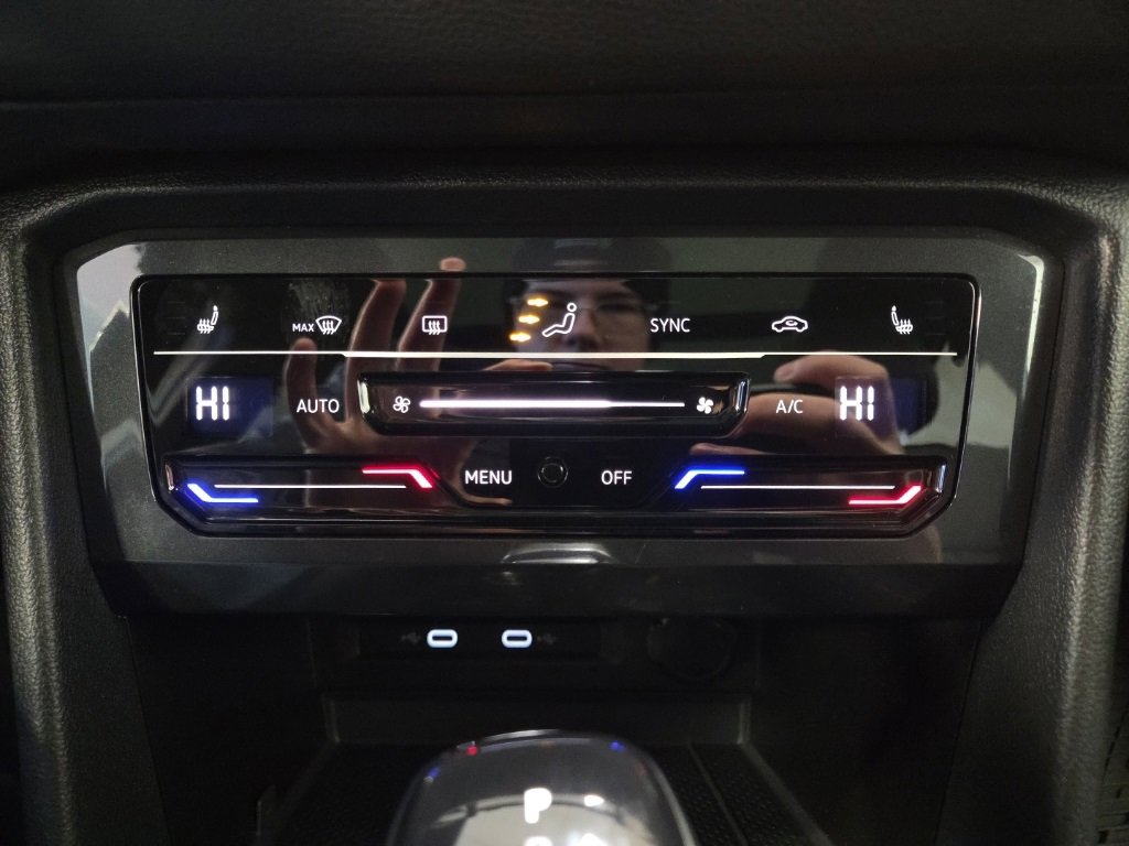 Used 2022 Volkswagen Tiguan SE R-Line image 26