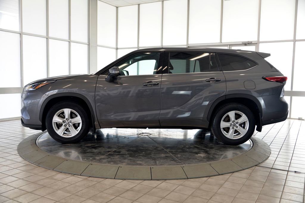 Used 2021 Toyota Highlander LE image 5