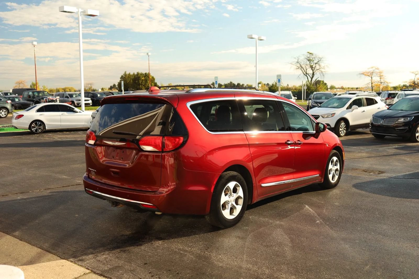 Used 2017 Chrysler Pacifica Touring-L Plus FWD image 5