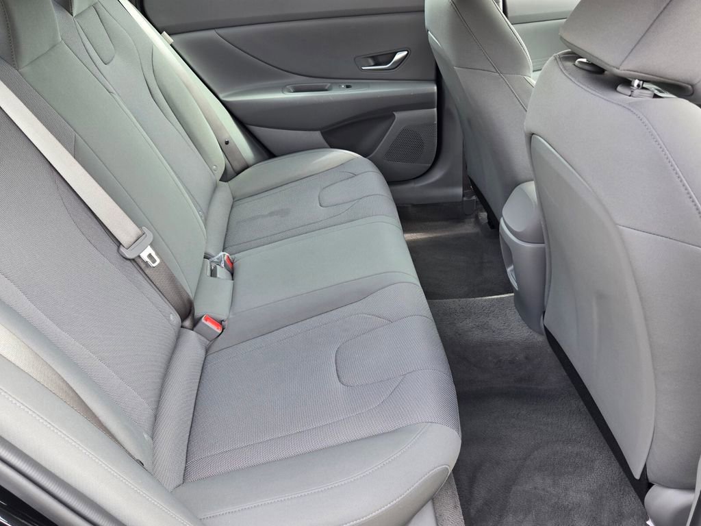 Used 2025 Hyundai Elantra SE FWD image 17