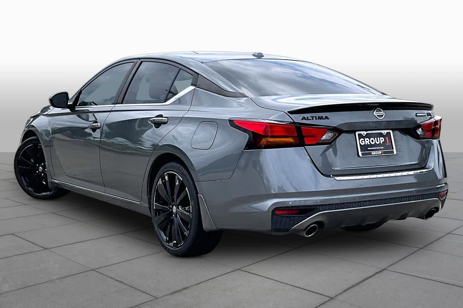 Used 2022 Nissan Altima 2.5 SR w/ Midnight Edition Package FWD image 11