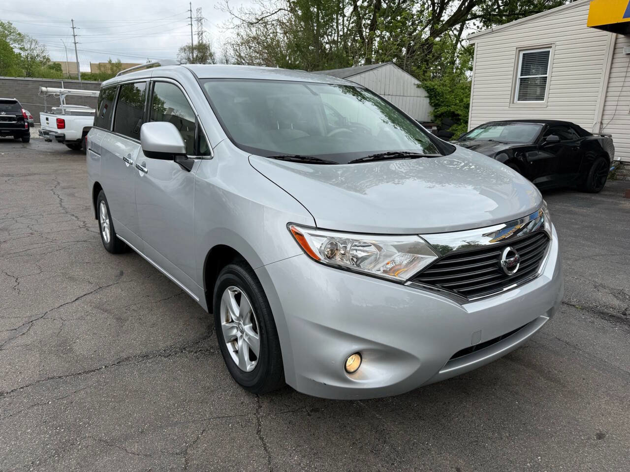Used 2017 Nissan Quest SV image 2
