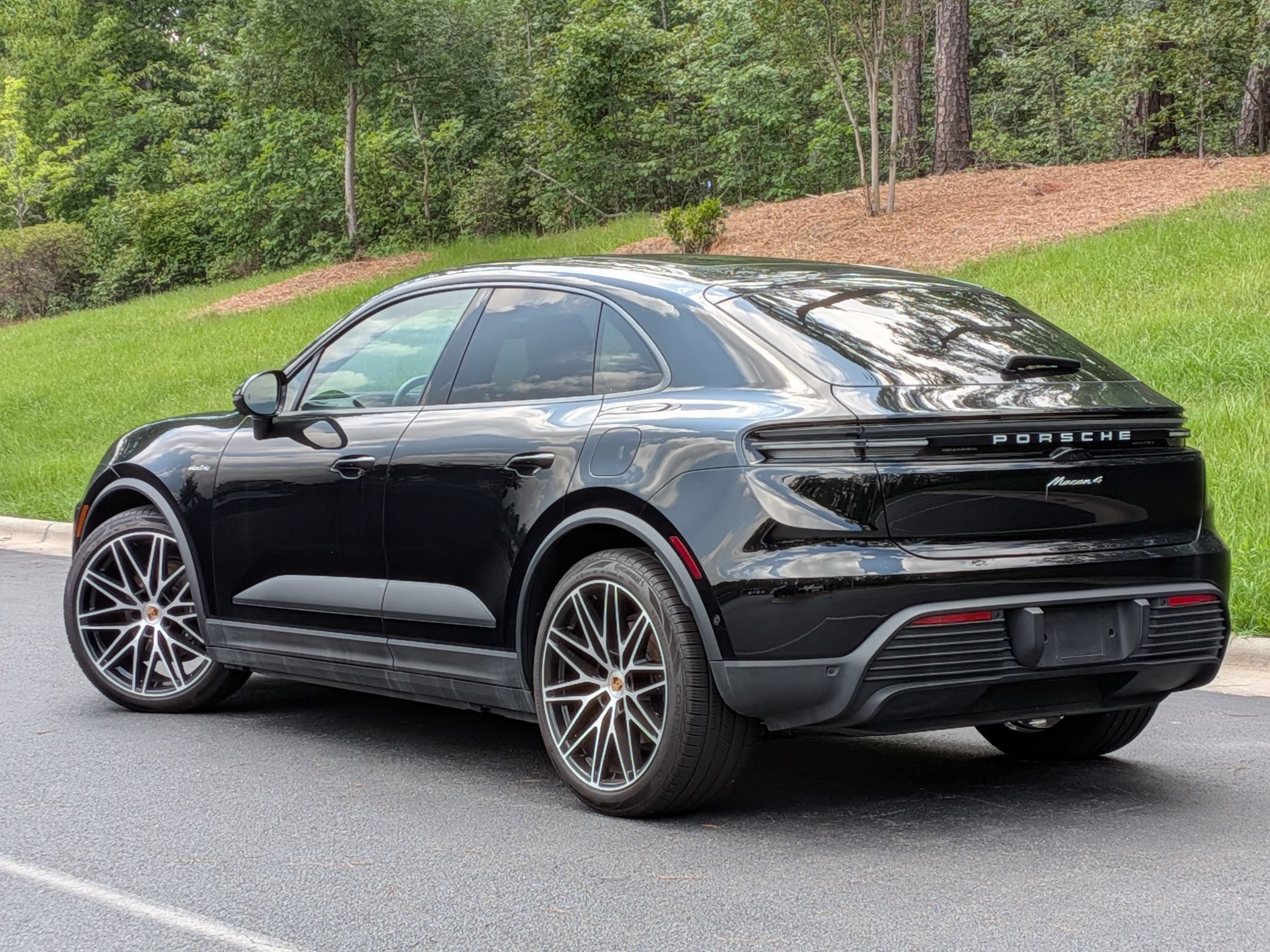Used 2025 Porsche Macan 4 Electric AWD/4WD image 3