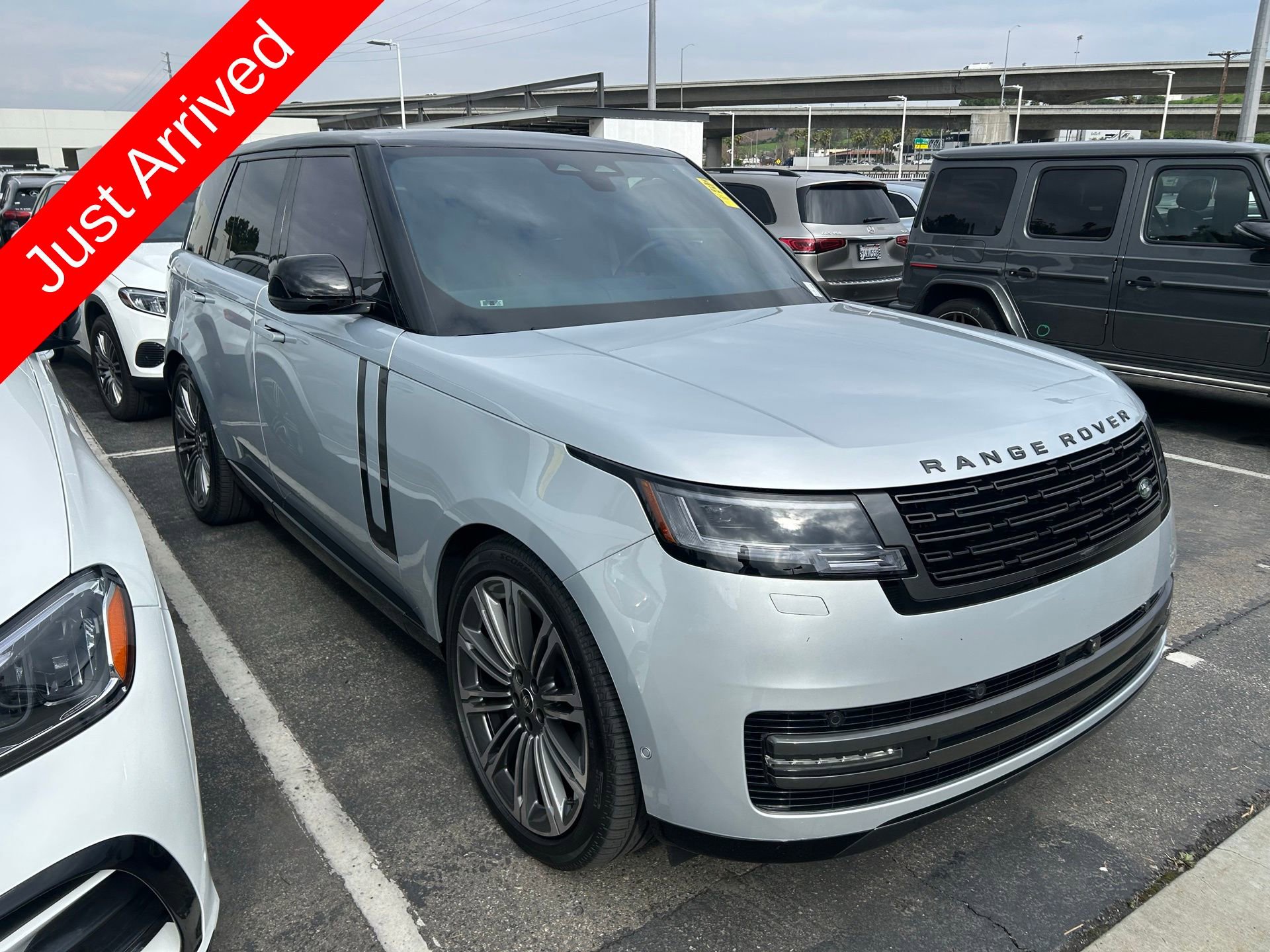 Used 2025 Land Rover Range Rover SE image 3