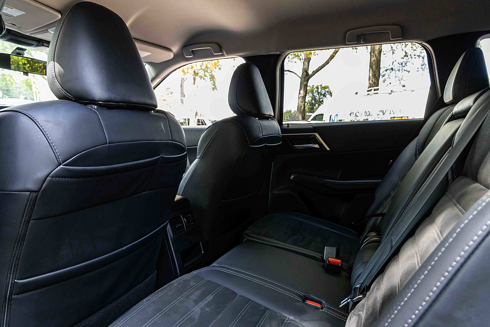 Used 2024 Mitsubishi Outlander AWD image 24