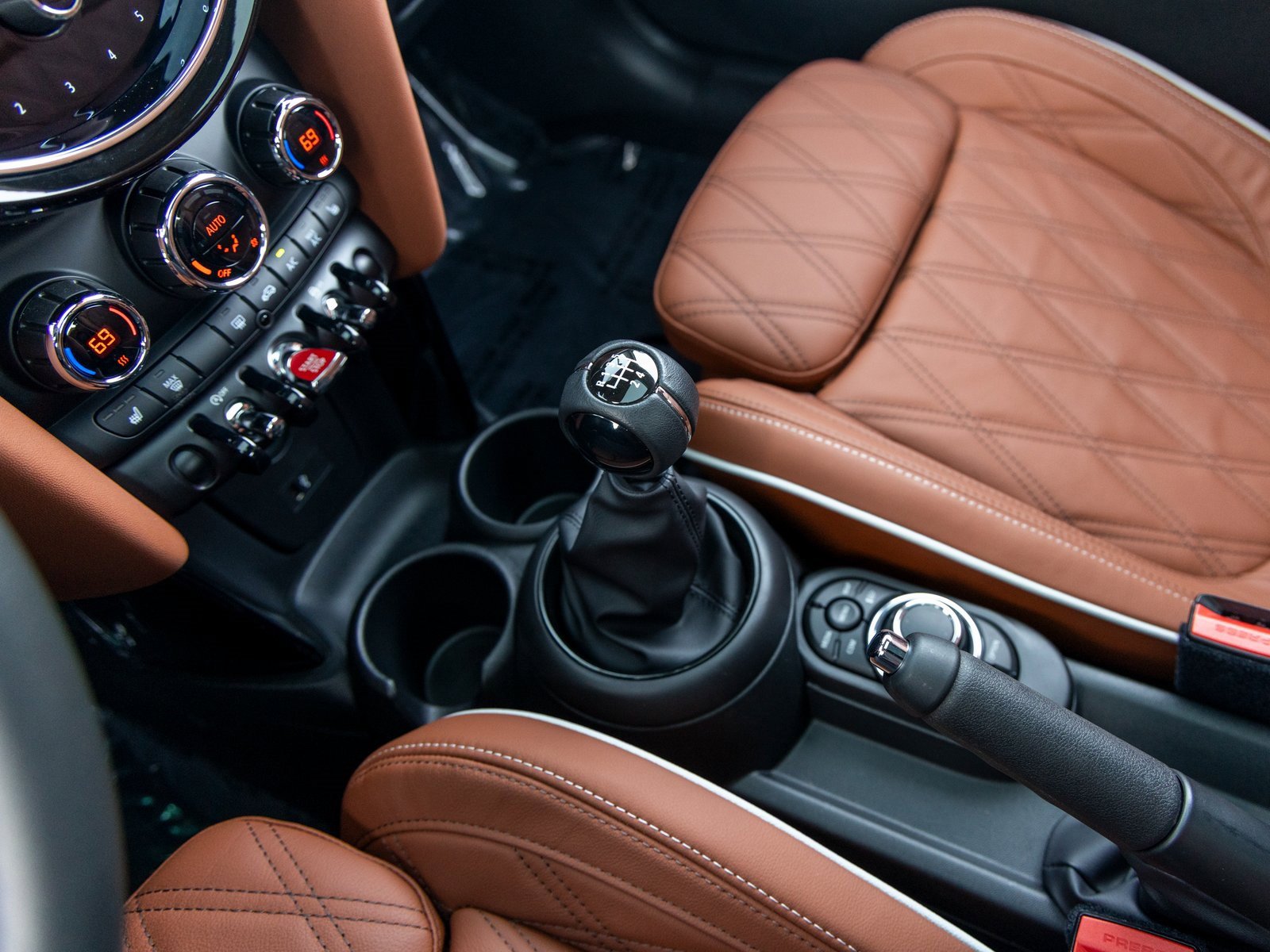 Used 2023 MINI Cooper 2-Door Hardtop w/ Signature Upholstery Package image 40