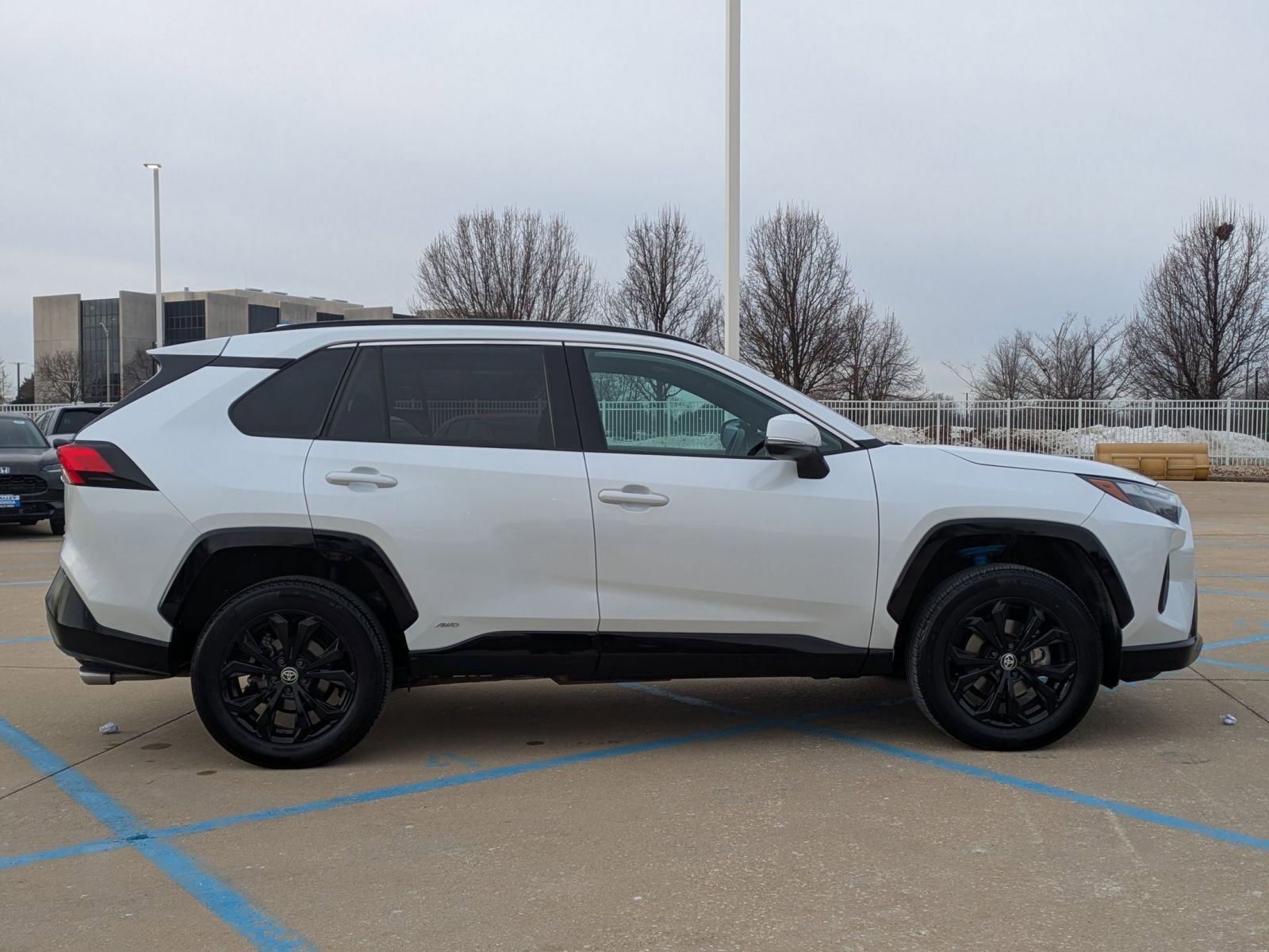 Used 2023 Toyota RAV4 SE w/ Convenience Package image 5