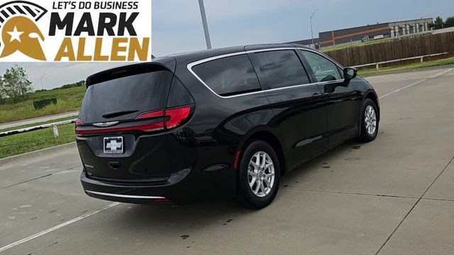 Used 2023 Chrysler Pacifica Touring-L FWD image 8