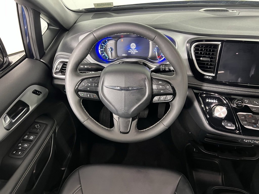 Certified 2024 Chrysler Pacifica Limited image 12