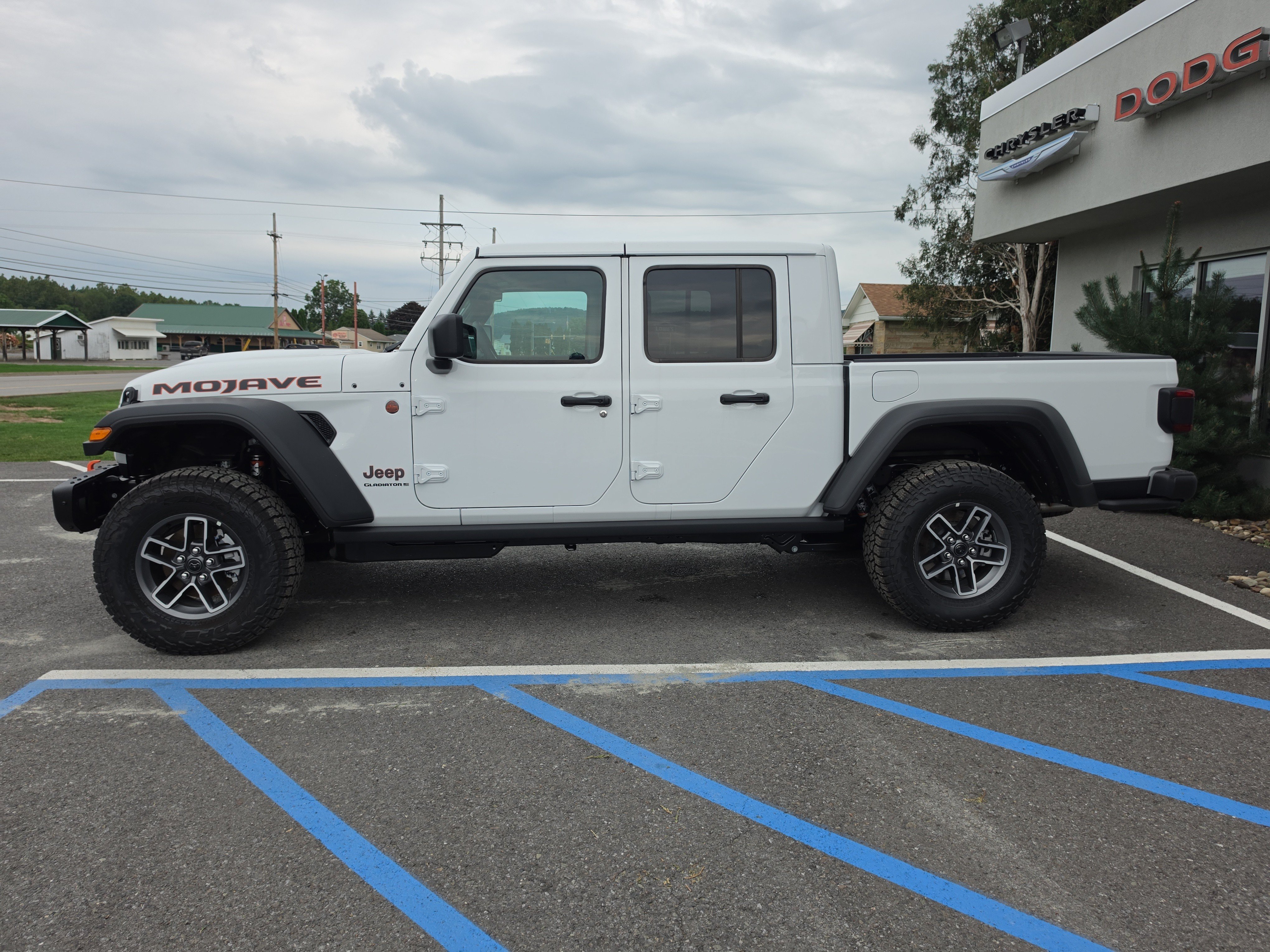 New 2026 Jeep Gladiator Mojave w/ Steel Bumper Group AWD/4WD image 7