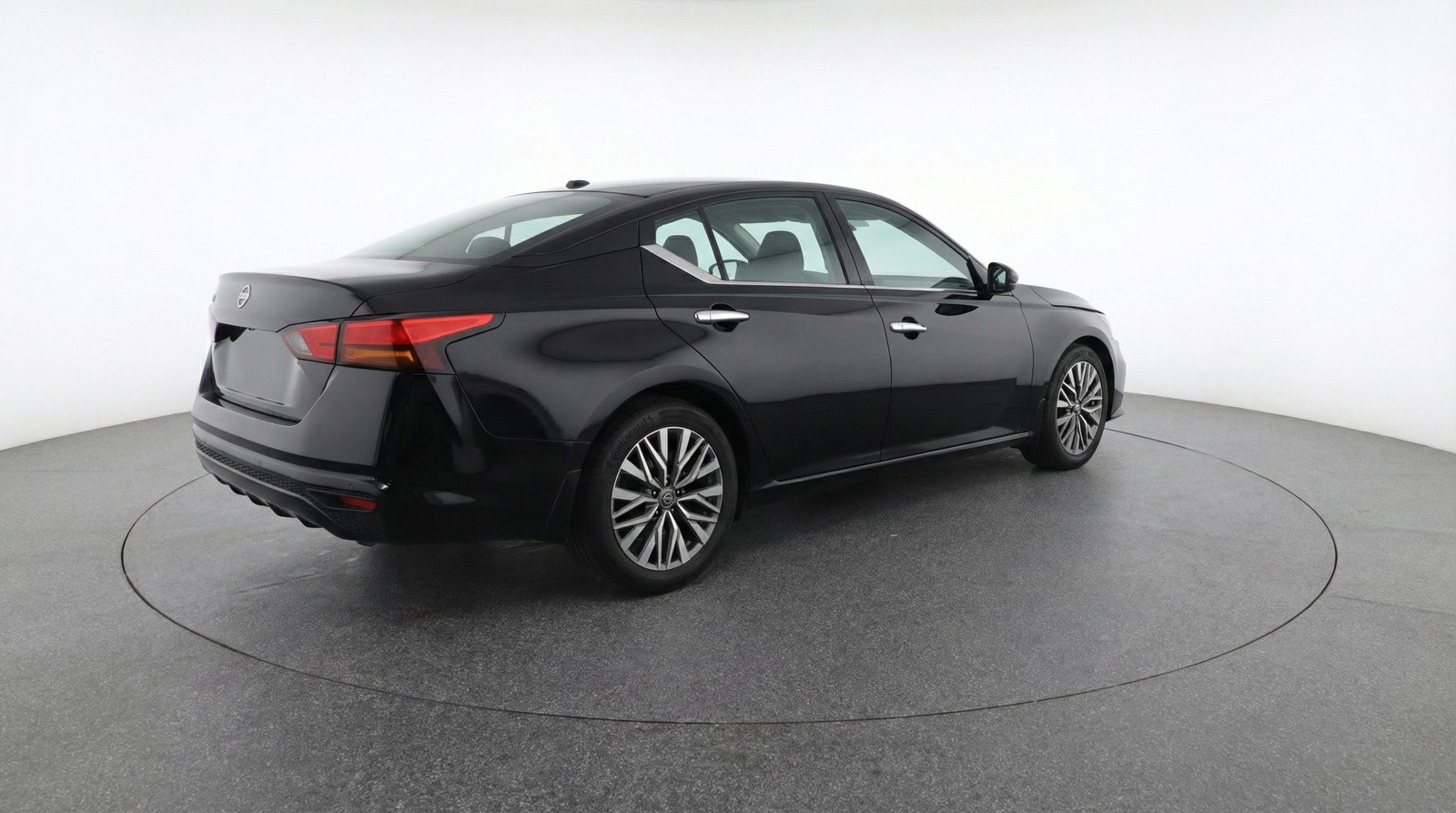Used 2025 Nissan Altima 2.5 SV FWD image 9