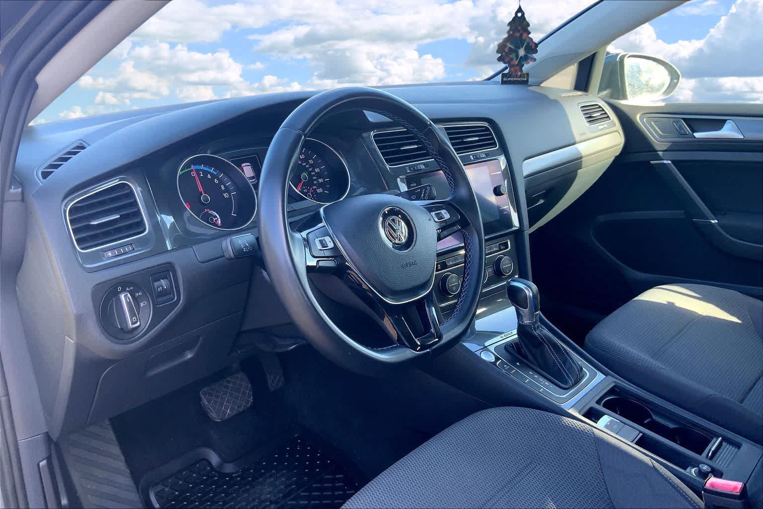 Used 2019 Volkswagen e-Golf SE w/ Driver Assistance Package FWD image 2