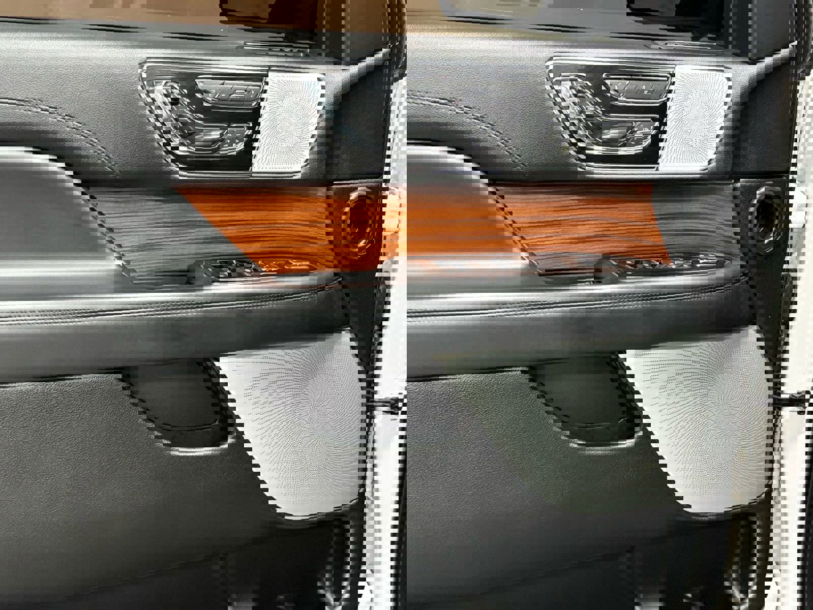 Used 2019 Lincoln Navigator Reserve image 37