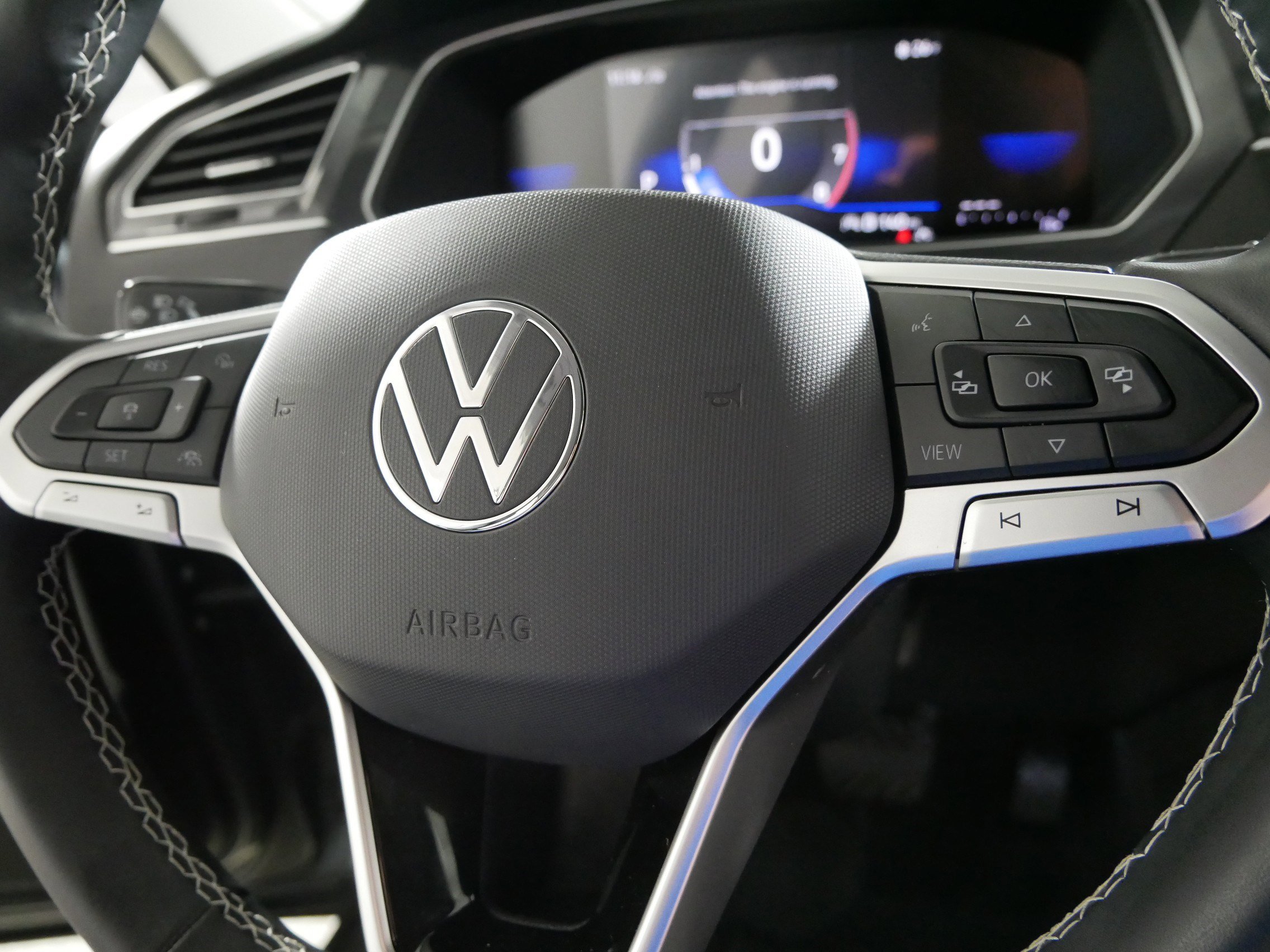 Used 2024 Volkswagen Tiguan SE w/ Panoramic Sunroof Package image 25