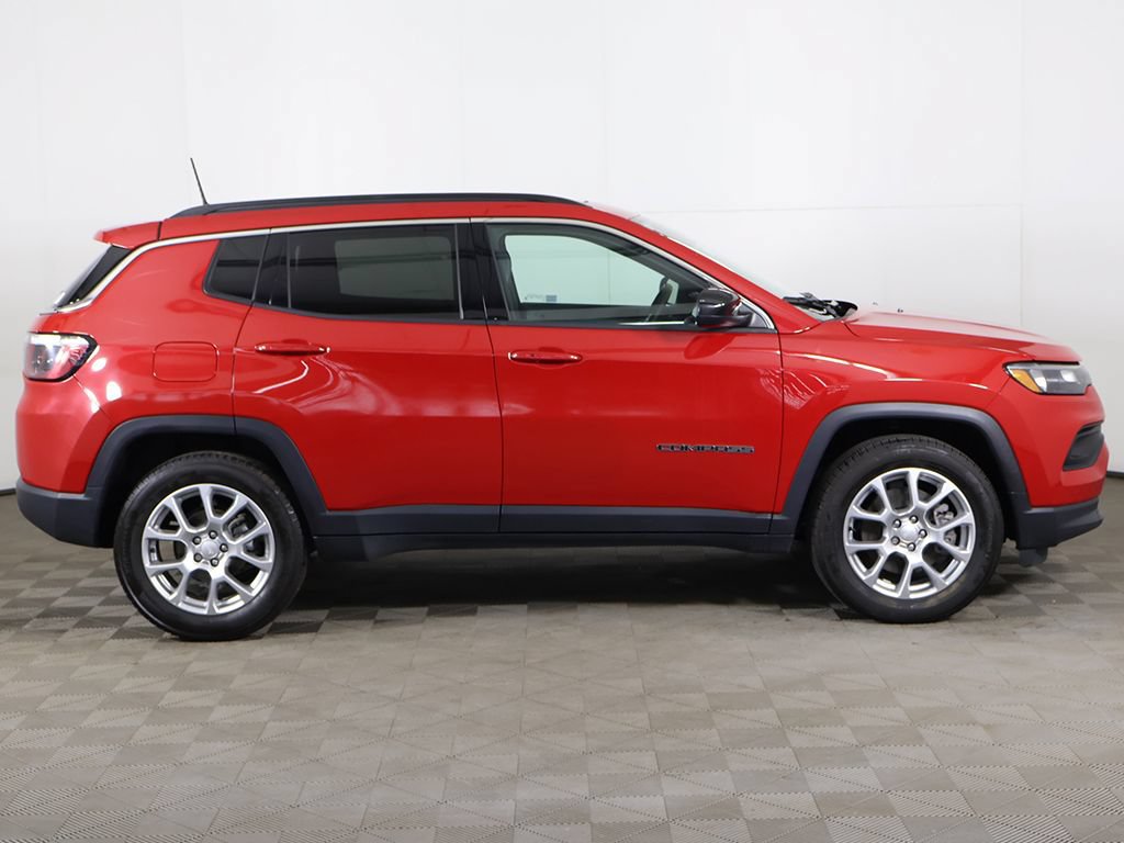 Used 2024 Jeep Compass Latitude w/ Sun and Sound Group AWD/4WD image 18