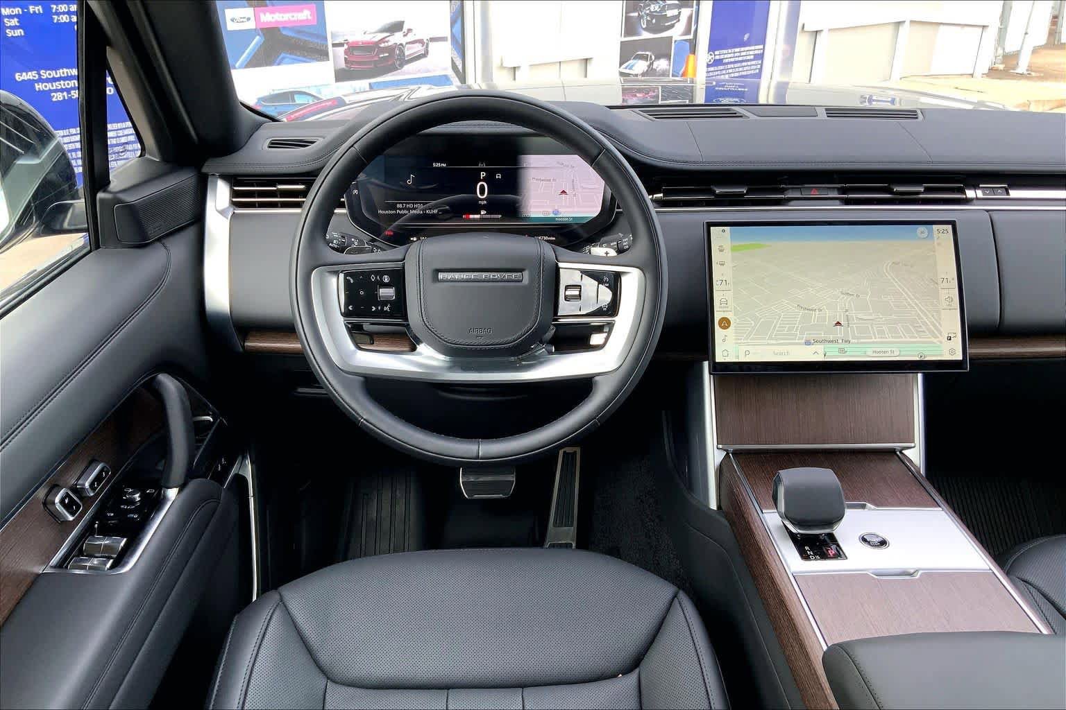 Used 2025 Land Rover Range Rover SE AWD/4WD image 6