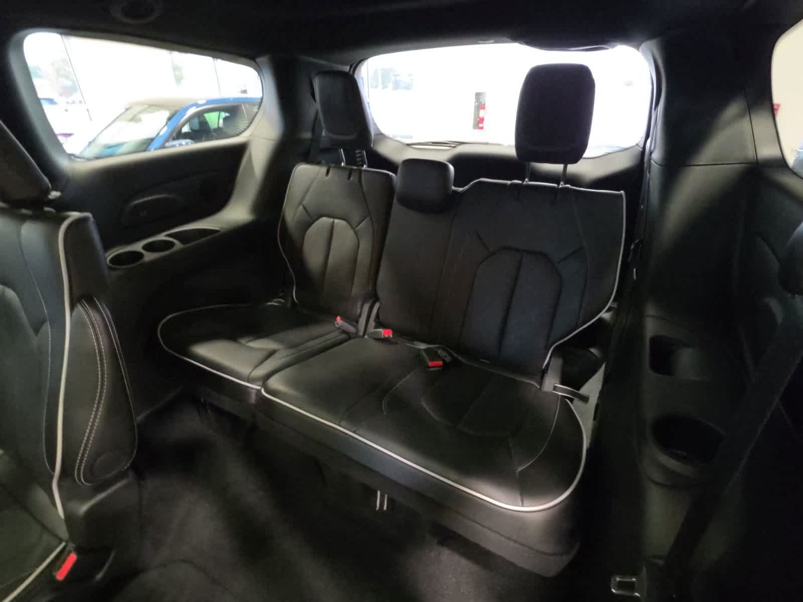 Used 2026 Chrysler Pacifica Limited FWD image 32