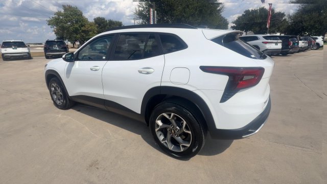 Used 2025 Chevrolet Trax LT FWD image 6