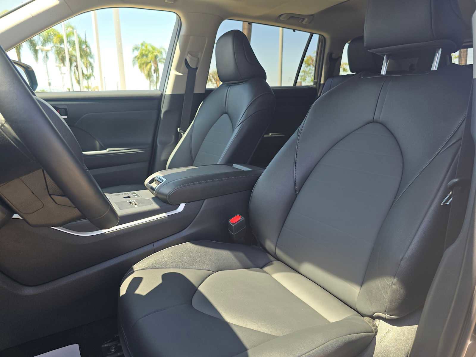 Certified 2025 Toyota Highlander XLE FWD image 23
