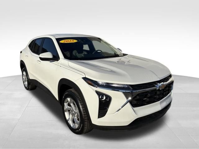 Used 2025 Chevrolet Trax LS w/ LS Convenience Package image 8