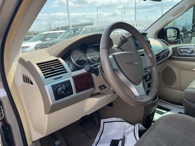 Used 2009 Chrysler Town & Country Touring image 9