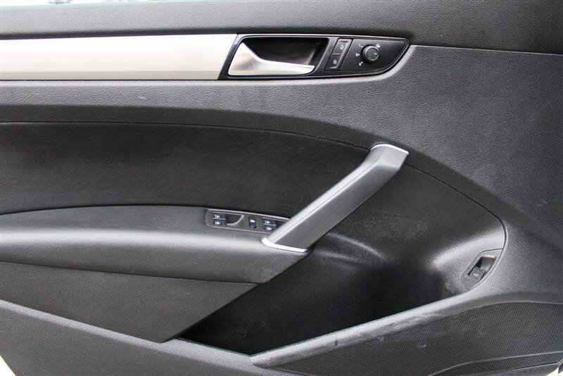 Used 2021 Volkswagen Passat 2.0T SE image 11