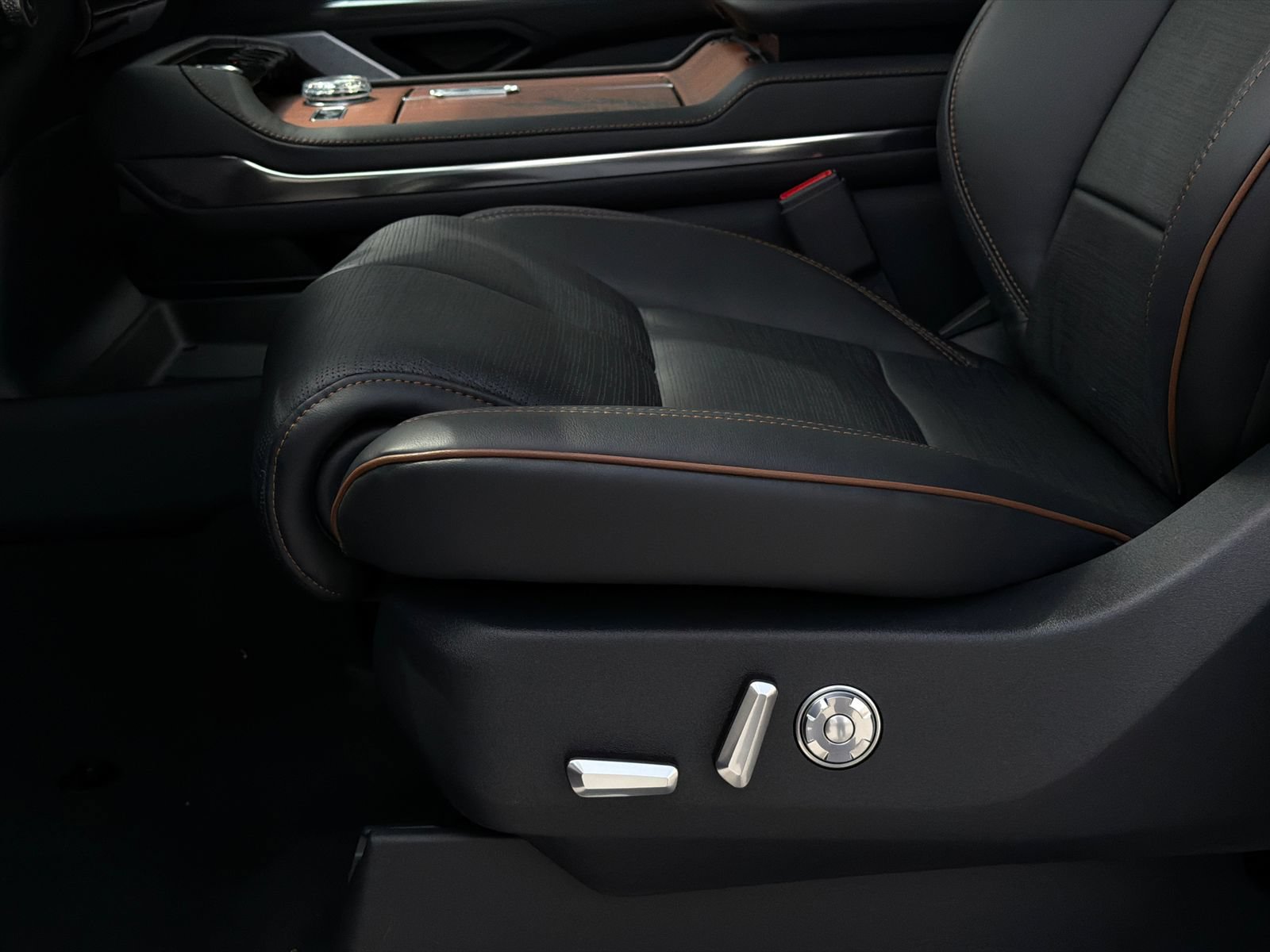 New 2026 Lincoln Navigator L Black Label AWD/4WD image 17