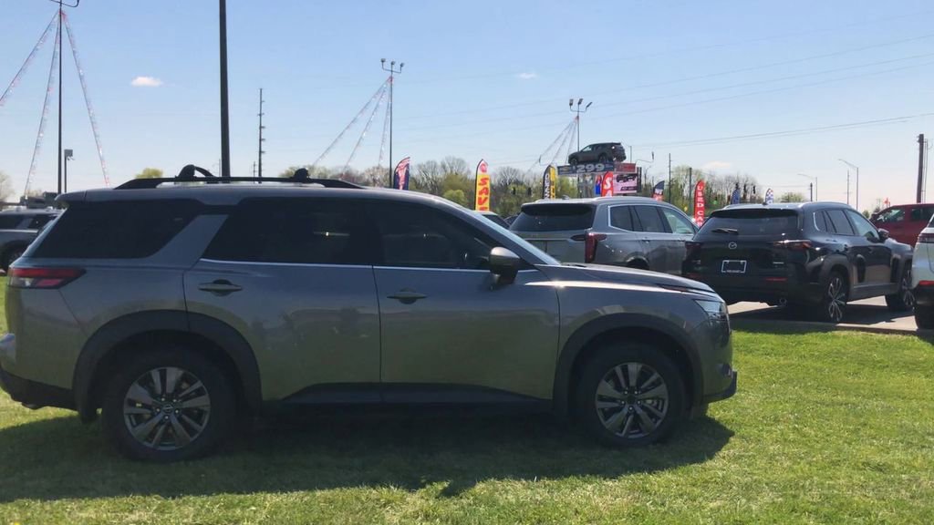 Used 2022 Nissan Pathfinder SV image 9