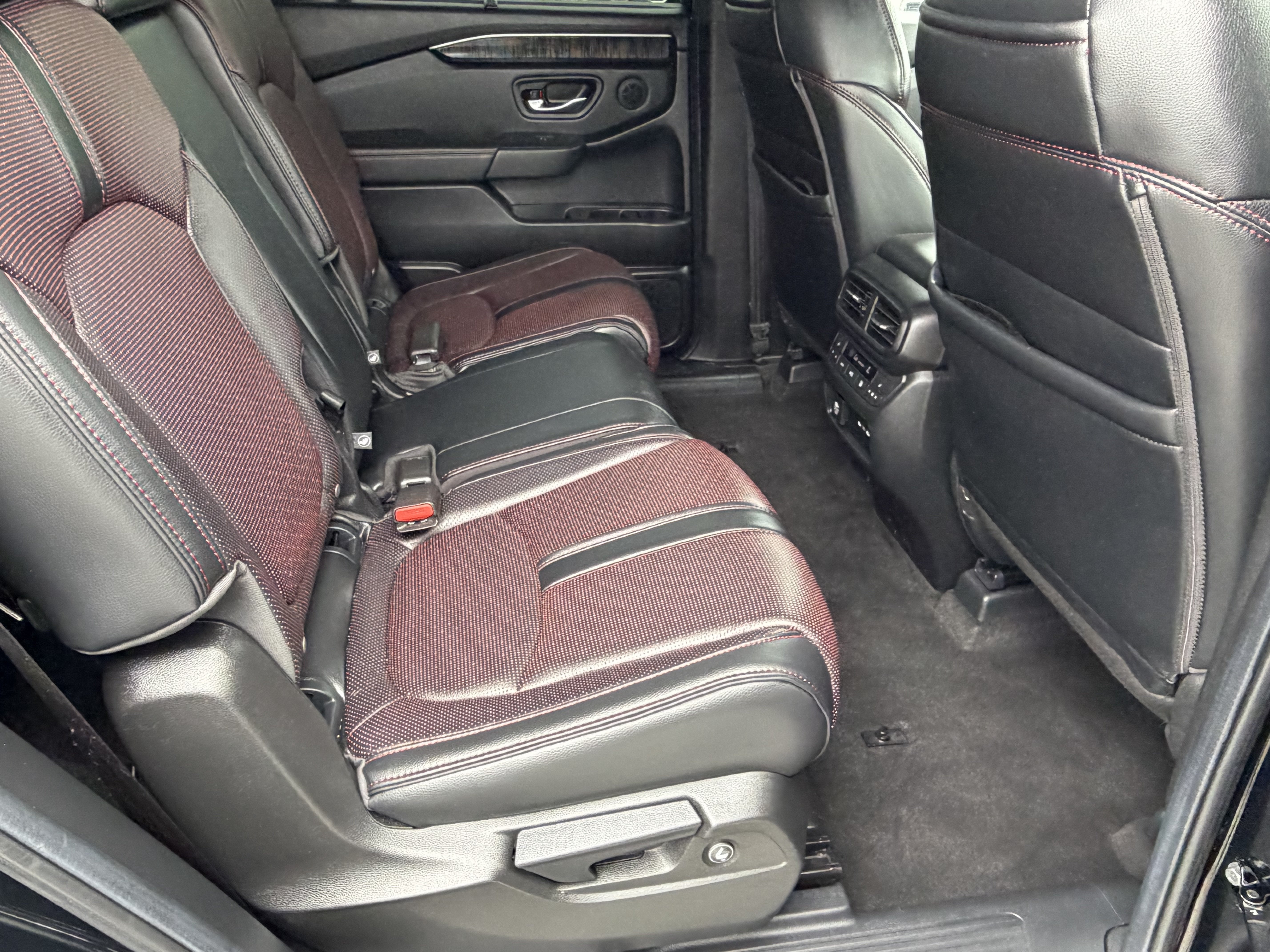 Used 2025 Honda Pilot Black Edition image 12