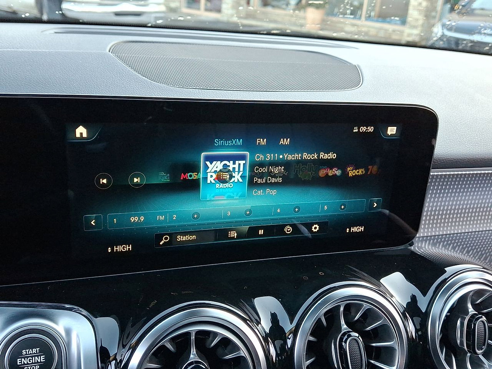 Used 2022 Mercedes-Benz GLB 250 4MATIC image 23