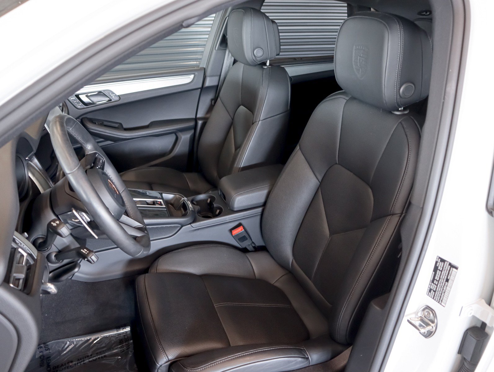 Certified 2026 Porsche Macan AWD/4WD image 5