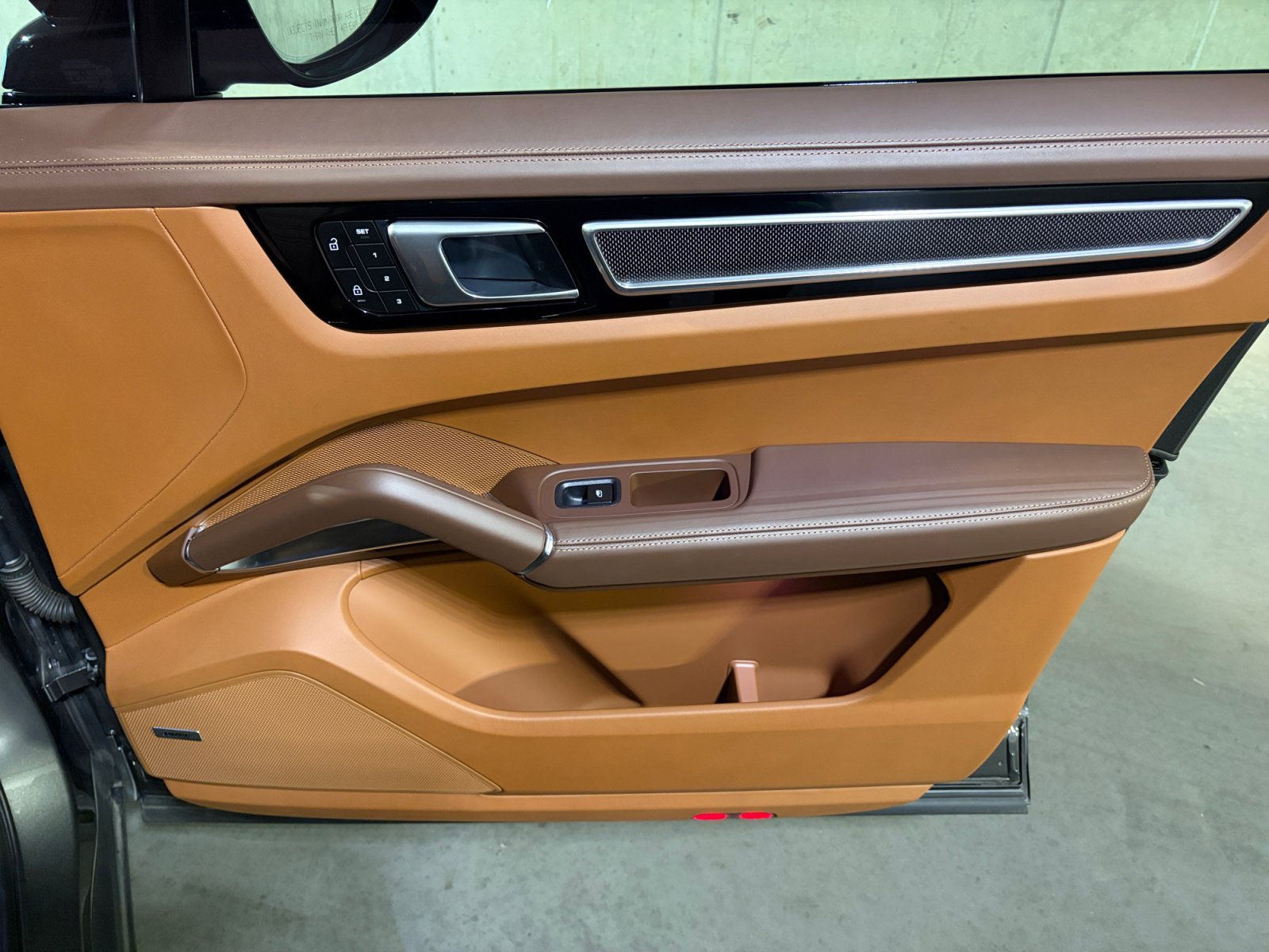 Certified 2023 Porsche Cayenne Turbo S AWD/4WD image 24